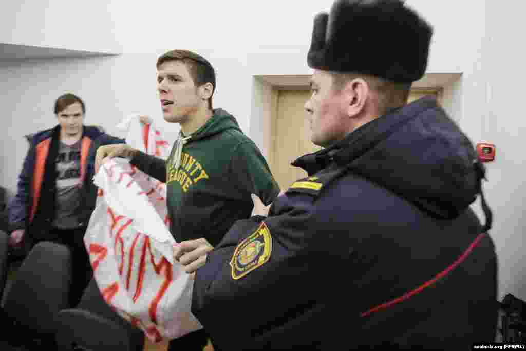 Актывісты крычалі: «Мастацтва — не злачынства»