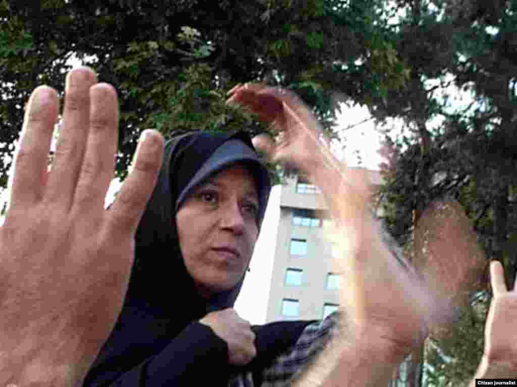 Fata fostului președinte Hashemi Rafsanjani, Faezeh Hashemi, la o demonstrație de la Teheran.